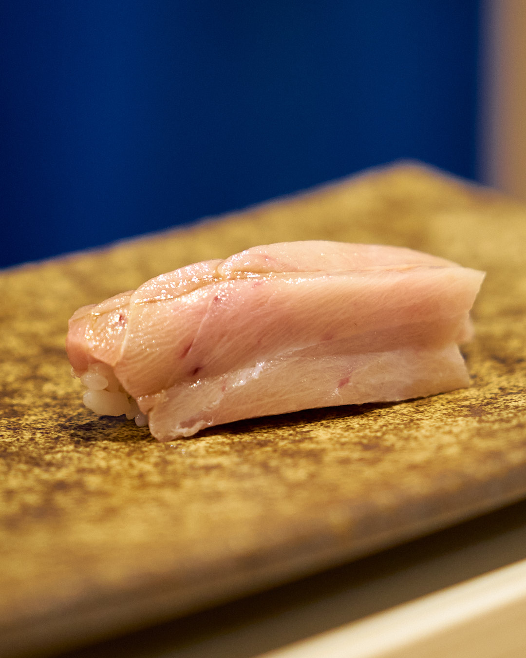 天然本鮪熟成中トロ ほんまぐろじゅくせいちゅうとろ|青森県下前真産
おまかせ握りコース 16,000円(税込)
池ノ上駅から徒歩1分の完全予約制の寿司店です。メニューは、店主のおまかせコースのみ。季節野菜や旬の魚介を織りまぜた一品料理と江戸前の伝統を重んじながらも現代風に手心を加えた握りをお楽しみください。
#江戸前鮨 #鮨なか尾 #予約制 #おまかせ #池ノ上 #寿司 #渋谷鮨 #世田谷鮨 #渋谷鮨 #tokyogourmet #edomaesushi #omakase #天�然本鮪