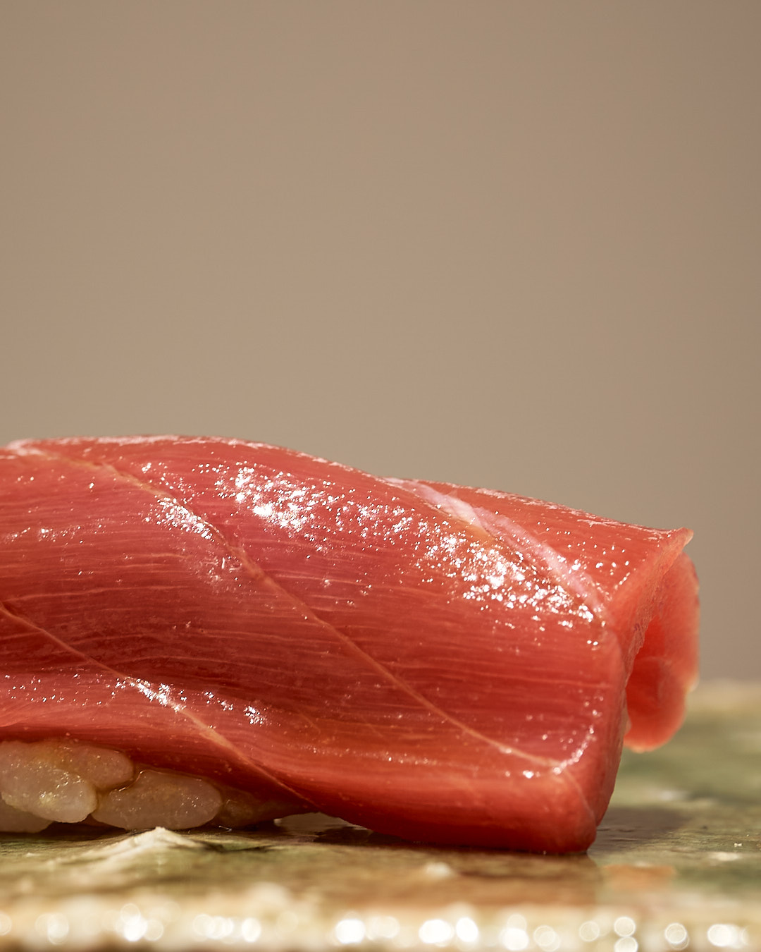 本鮪赤身 ほんまぐろあかみ|和歌山県産
鮨なか尾「5周年記念コース」
料理二品・握り十五貫・汁椀・サービスドリンク付き
5周年限定特別価格:20,000円(税込)
※その日の最良の食材を使用するため、内容が一部変更となる場合がございます。
▼ご予約・詳細はこちら
公式WEBサイト:
https://www.sushinakao.com/
ご予約ページ:
https://www.tablecheck.com/ja/sushinakao/reserve/message