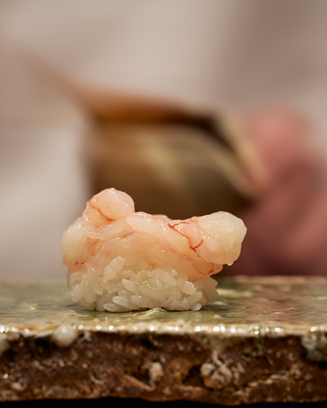 角長千尋蝦 つのながちひろえび|神奈川県相模産
鮨なか尾「5周年記念コース」
料理二品・握り十五貫・汁椀・サービスドリンク付き
5周年限定特別価格:20,000円(税込)
※その日の最良の食材を使用するため、内容が一部変更となる場合がございます。
▼ご予約・詳細はこちら
公式WEBサイト:https://www.sushinakao.com/
ご予約ページ:https://www.tablecheck.com/ja/sushinakao/reserve/message
#江戸前鮨 #鮨なか尾 #予約制 #おまかせ #池ノ上 #寿司 #渋谷鮨 #世田谷鮨 #tokyogourmet #edomaesushi #omakase