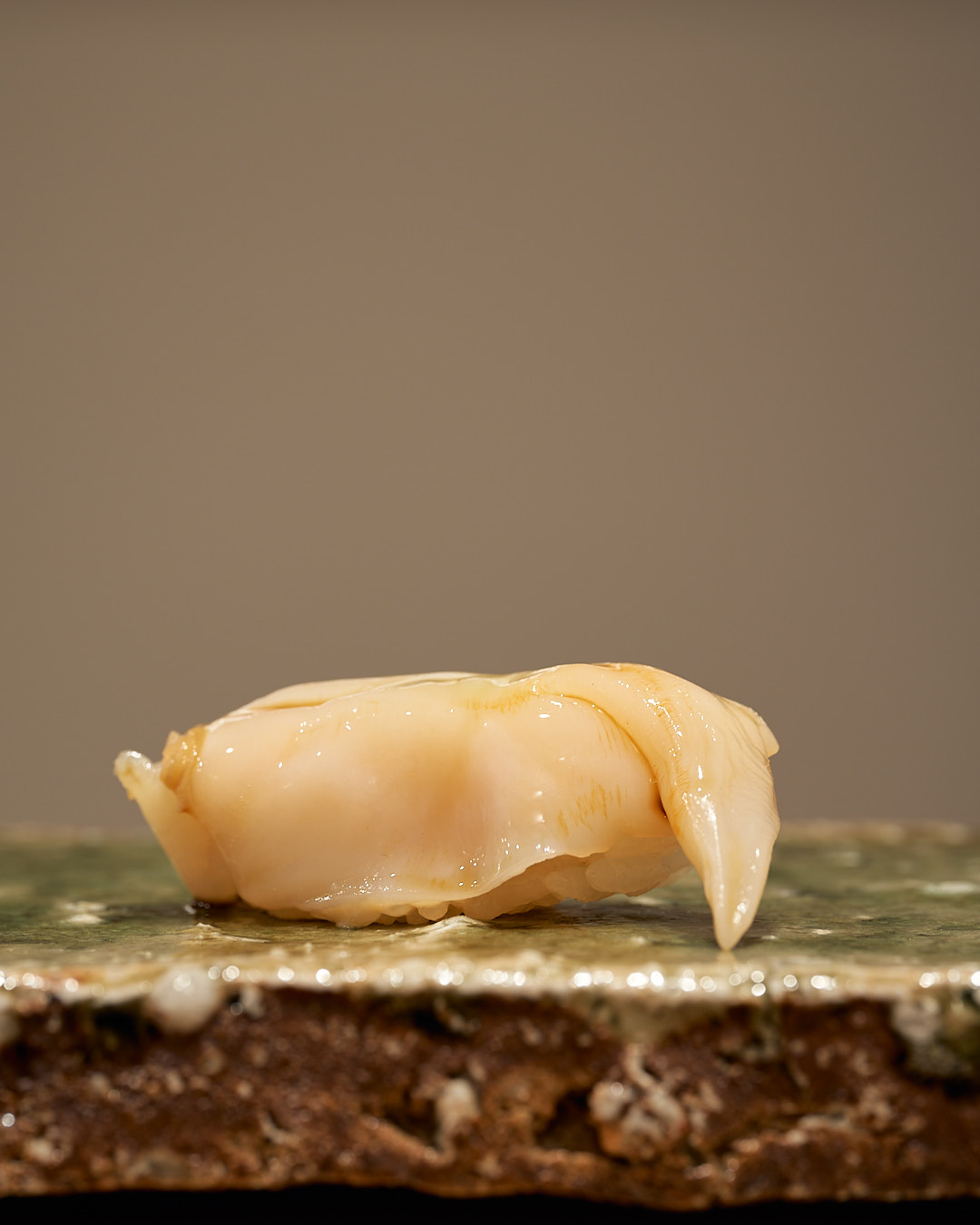 笊貝 ざるがい|愛知県産
鮨なか尾「5周年記念コース」
料理二品・握り十五貫・汁椀・サービスドリンク付き
5周年限定特別価格:20,000円(税込)
※その日の最良の食材を使用するため、内容が一部変更となる場合がございます。
▼ご予約・詳細はこちら
公式WEBサイト:https://www.sushinakao.com/
ご予約ページ:https://www.tablecheck.com/ja/sushinakao/reserve/message
#江戸前鮨 #鮨なか尾 #予約制 #おまかせ #池ノ上 #寿司 #渋谷鮨 #世田谷鮨 #tokyogourmet #edomaesushi #omakase